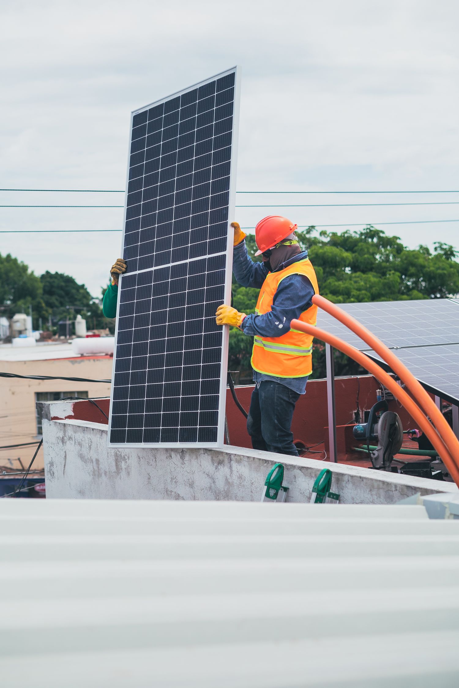 Installateur monteert een zonnepaneel op een dak