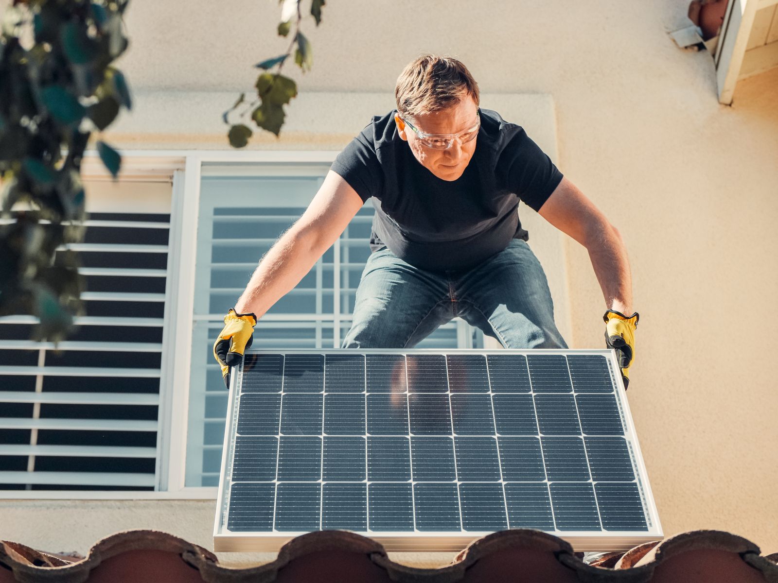 Installateur monteert een zonnepaneel op een dak